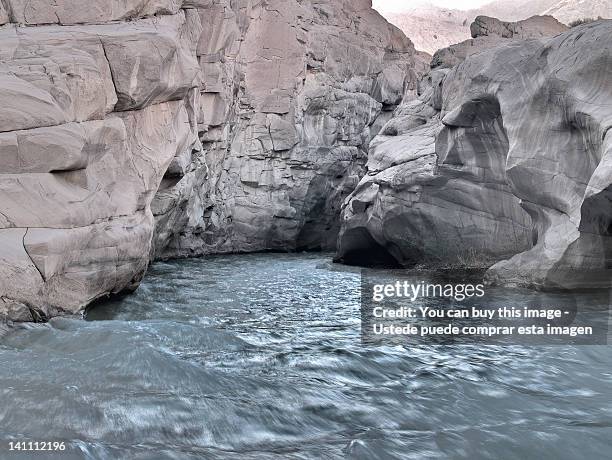 canyon at jachal river - comprar 個照片及圖片檔