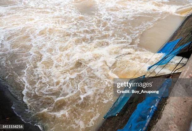 dam release water for prevent flooding after heavy rainfall. - égout photos et images de collection