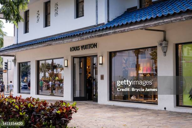 louis vuitton store in waikiki - designerkleding stockfoto's en -beelden