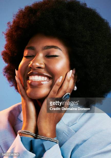 face of an afro beauty stylist or female entrepreneur feeling confident and empowered in her natural hair. one trendy happy woman with a funky or retro hairstyle, makeup and accessories - jewellery model stockfoto's en -beelden