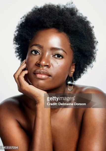 retrato facial de uma beleza modelo africana com uma pele natural afro e clara contra um fundo branco isolado. conteúdo feminino preto ousado e satisfeito com os resultados de sua rotina de skincare - clavicle - fotografias e filmes do acervo