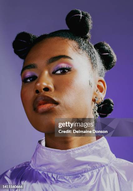 femme confiante avec une personnalité audacieuse et une attitude cool. portrait d’une jeune femme énervée portant un maquillage violet à la mode et des vêtements avec une coiffure à la mode sur un fond de studio vibrant. - secteur de la mode photos et images de collection