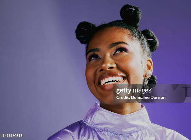 une jeune femme noire élégante avec un style afro et tendance. portrait d’un mannequin africain de haute couture au look funky et rétro. une belle dame énervée qui pense à des moments heureux et amusants - femme make up mauve photos et images de collection