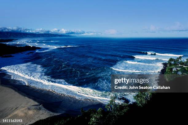 usa, hawaii, winter waves at waimea bay - haleiwa imagens e fotografias de stock