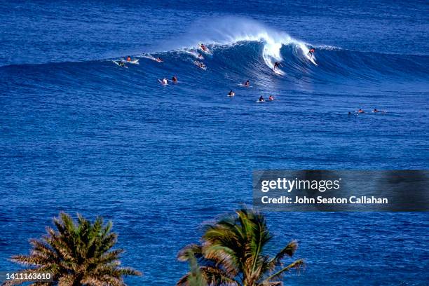 usa, hawaii, winter surfing at sunset beach - haleiwa fotografías e imágenes de stock