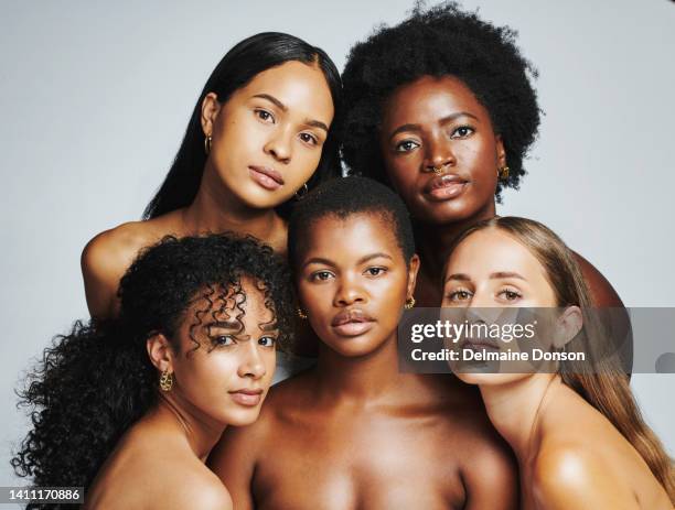 grupo de mujeres poderosas que abrazan la unidad femenina diversa, el orgullo o la fuerza de empoderamiento. retrato de modelos de belleza desnudas sobre un fondo gris en estudio con piel fresca, limpia y perfecta - beautiful bare women fotografías e imágenes de stock