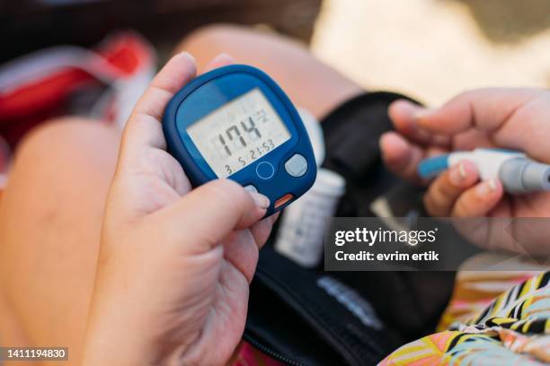 diabetes doing blood glucose measurement stock photo - blood sugar test stock pictures, royalty-free photos & images