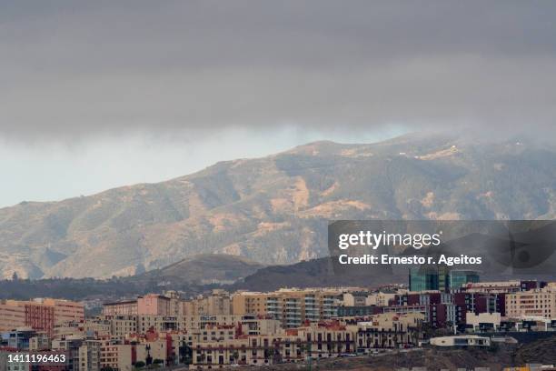 cityscape with mountains in the background. las palmas de gran canaria, spain - las palmas imagens e fotografias de stock