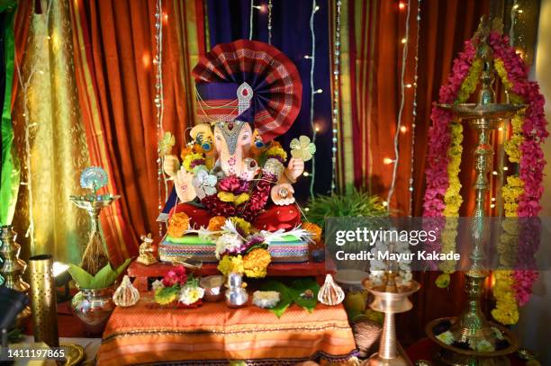 ganesha idol decorated for ganesh chaturthi - religious celebration 個照片及圖片檔