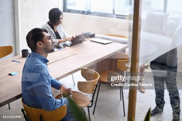 man listening to a colleague in a presentation - indian college stockfoto's en -beelden