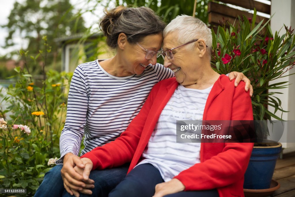 Femme âgée avec soignant dans le jardin