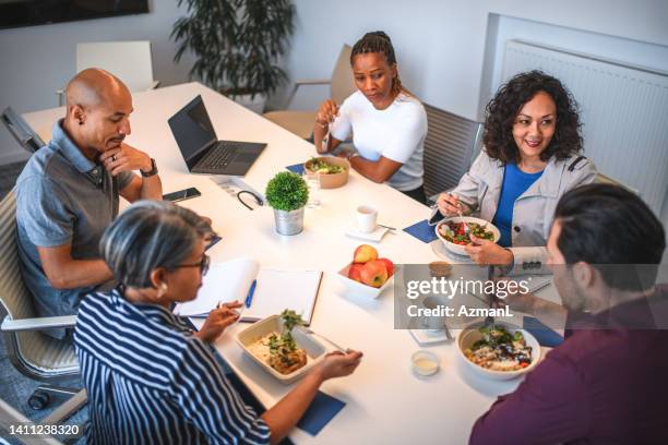 ビーガンフードを持つ多人種マーケティングチーム - team lunch ストックフォトと画像