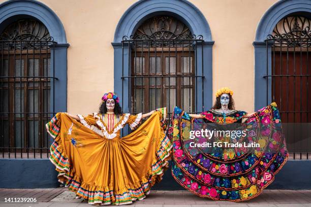 amigas celebrando el día de muertos con maquillaje y ropa tradicional - catrina mexico fotografías e imágenes de stock