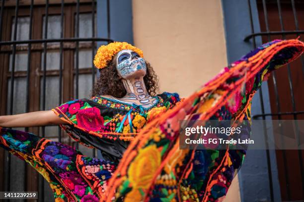 joven bailando y celebrando el día de muertos - catrina mexico fotografías e imágenes de stock