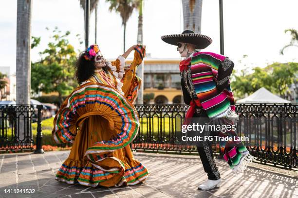 casal dançando e celebrando o dia dos mortos com maquiagem e roupas tradicionais - cadáver - fotografias e filmes do acervo