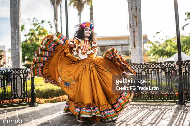 mittelerwachsene frau tanzt und feiert den tag der toten - la catrina stock-fotos und bilder