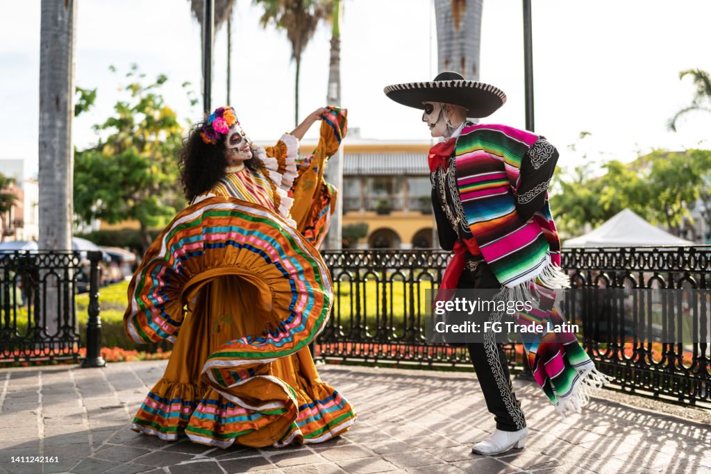 Pareja bailando y celebrando el día de muertos