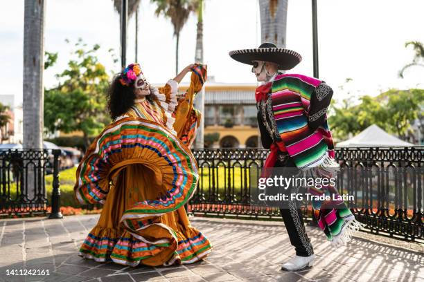 pareja bailando y celebrando el día de muertos - catrina mexico fotografías e imágenes de stock