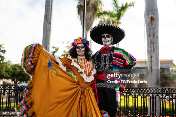 couple dancing and celebrating the day of the dead - dead stockfoto's en -beelden