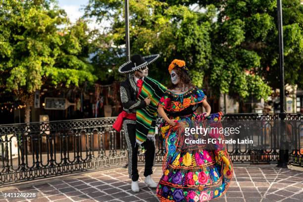 young couple celebrating the day of the dead - la catrina stockfoto's en -beelden
