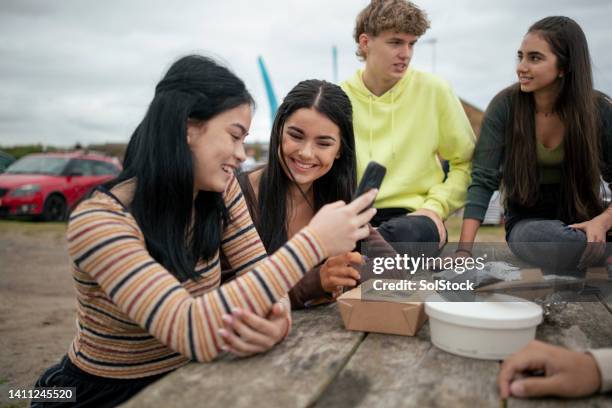 一緒に昼食をとるティーンエイジャー - teenagers only ストックフォトと画像