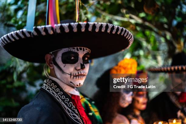 portrait d’un jeune homme célébrant le jour de la bougie morte - la calavera catrina photos et images de collection