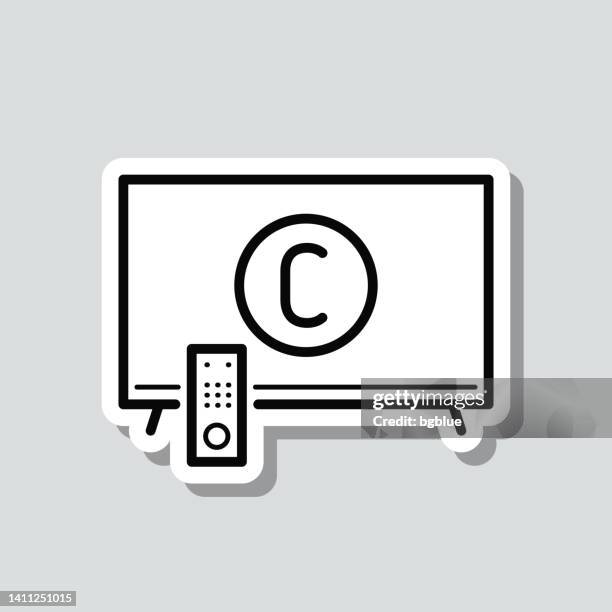 illustrations, cliparts, dessins animés et icônes de tv avec symbole de copyright. autocollant d’icône sur fond gris - tv channels logo