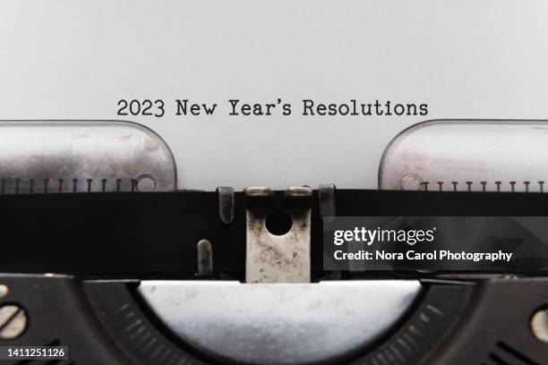 2023 new year's resolutions text on old typewriter - typewriter stockfoto's en -beelden