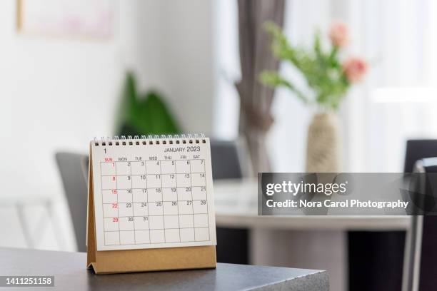 january 2023 desk calendar - bureau de change stockfoto's en -beelden