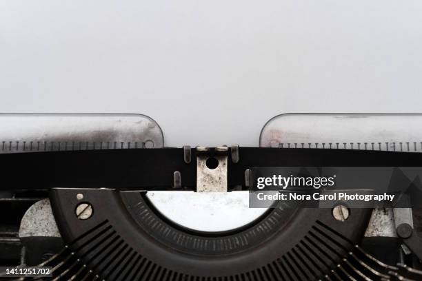 vintage typewriter with blank white paper - macchina da scrivere foto e immagini stock