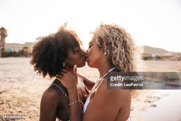 love, two people kissing on the beach - black lesbians kiss stock pictures, royalty-free photos & images