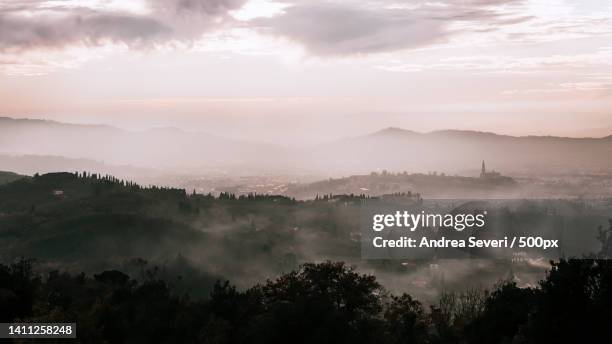 scenic view of silhouette of mountains against sky during sunset,arezzo,italy - arezzo stockfoto's en -beelden