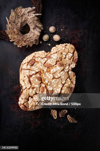 colomba pasquale,italian easter dove sweet bread colomba di pasqua on dark surface,gerona,girona,spain - colomba pasqua stockfoto's en -beelden