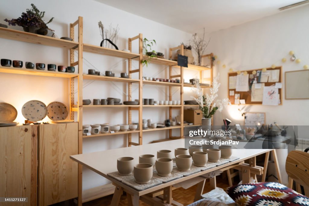Productos de arcilla en estudio de cerámica