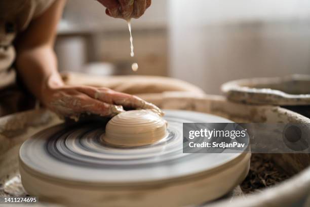 potter at work - ceramic stockfoto's en -beelden