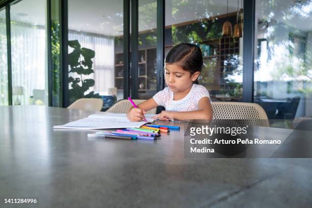 mädchen mit farben zeichnen - tiny mexican girl stock-fotos und bilder