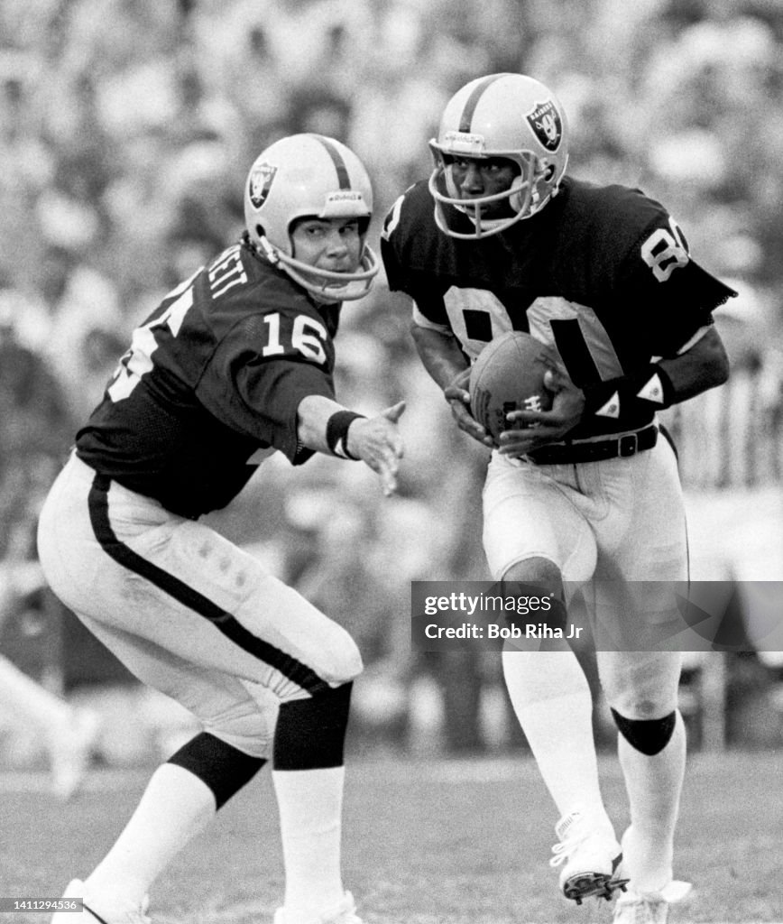 Raiders QB Jim Plunkett hands ball to RB Malcolm Barnwell