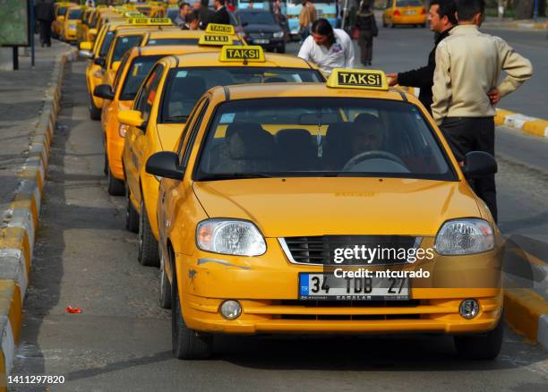 linea taxi in piazza üsküdar, istanbul, turchia - yellow taxi foto e immagini stock