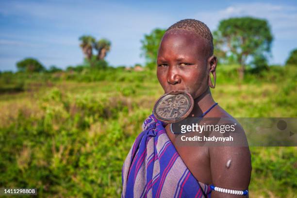 portrait of woman from mursi tribe, ethiopia, africa - lip plate stock pictures, royalty-free photos & images