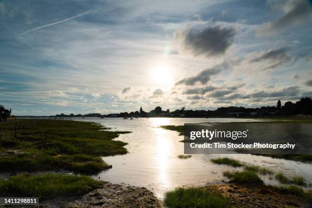 seaside landscape view at sunset, bosham, west sussex england - chichester harbour stock pictures, royalty-free photos & images