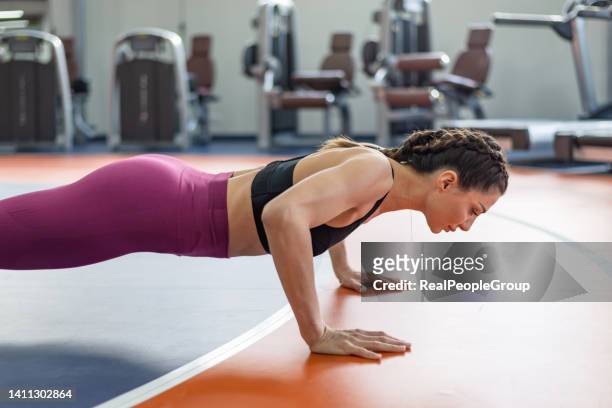 i can feel my muscles burning - ladies of the real on extra stockfoto's en -beelden