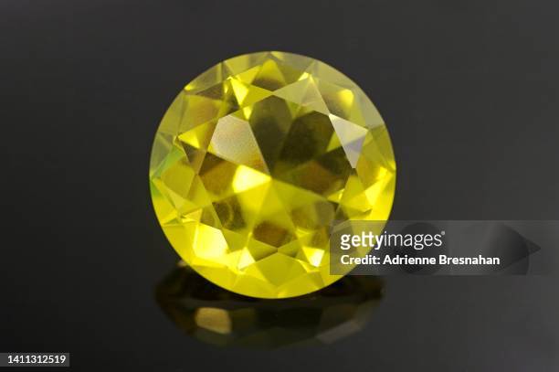 yellow gem - topaz imagens e fotografias de stock