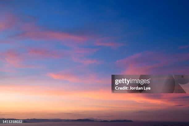 dramatic cloudscape in the morning - avondschemering stockfoto's en -beelden