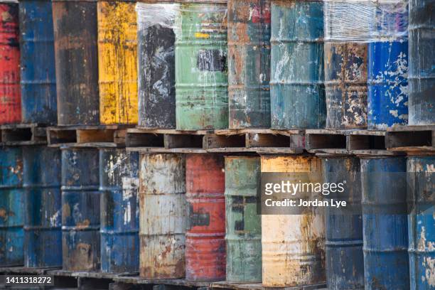 rows of old and rusty oil barrels - toxic waste 個照片及圖片檔