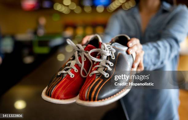 gros plan sur les chaussures de bowling à louer - chaussures de bowling photos et images de collection