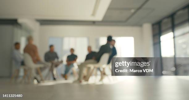 uomini d'affari seduti in una riunione di terapia di supporto con sfondo sfocato e spazio di copia. persone aziendali in cerchio, che partecipano a una sessione di gruppo interattiva o a una discussione informale di team building - participant foto e immagini stock