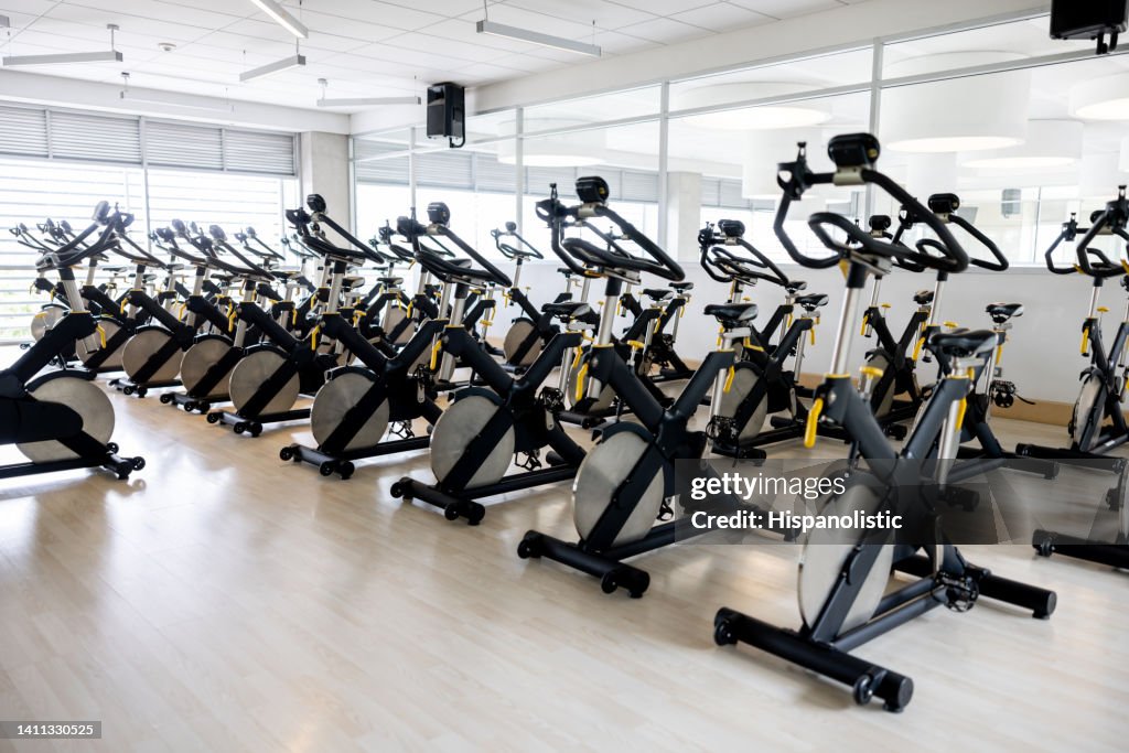 Gruppe von Fahrrädern in einem sich drehenden Klassenzimmer im Fitnessstudio