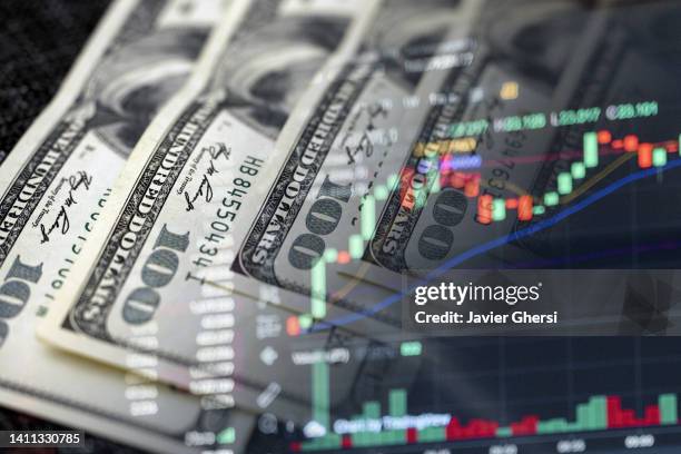 cash dollars and stock market indicators - taux de change photos et images de collection