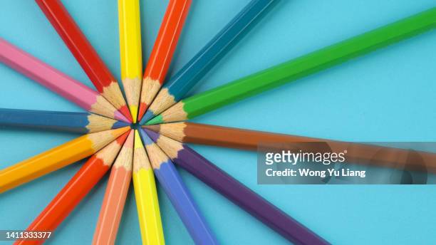 color pencil in circle - colored pencil stockfoto's en -beelden