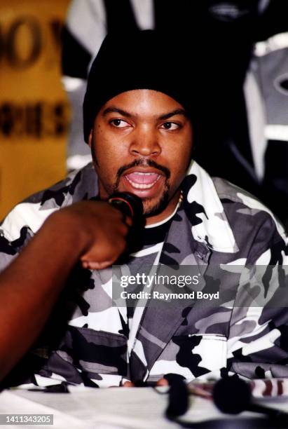 Ice Cube Rapper Chair Ice Cube Entertainer 90s Photos and Premium High Res Pictures - Getty ...